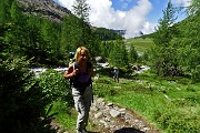 21 Lasciata la pian, saliamo accanto allo scrosciante torrente